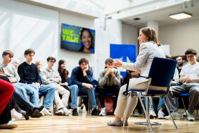 Am 9. Mai 2025 besuchte Bundesministerin Claudia Plakolm (r.) anl&auml;sslich des Europatages den EU-Jugenddialog im Haus der Europ&auml;ischen Kommission in Wien.