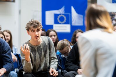 Am 9. Mai 2025 besuchte Bundesministerin Claudia Plakolm (r.) anl&auml;sslich des Europatages den EU-Jugenddialog im Haus der Europ&auml;ischen Kommission in Wien.