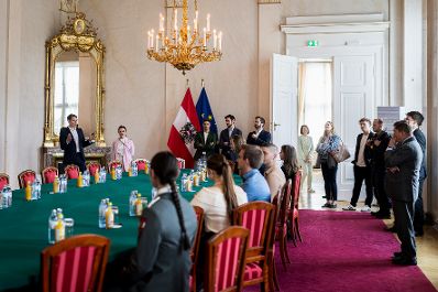 Am 9. Mai 2025 lud Bundesministerin Claudia Plakolm zu einer Veranstaltung im Bundeskanzleramt ein.