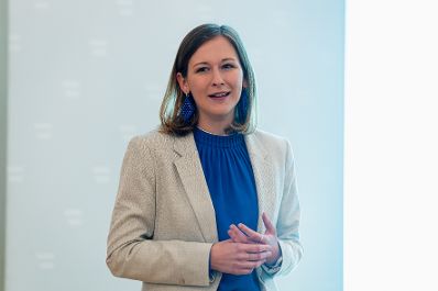 Am 9. Mai 2025 lud Bundesministerin Claudia Plakolm (im Bild) zu einer Veranstaltung im Bundeskanzleramt ein.