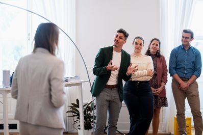 Am 9. Mai 2025 lud Bundesministerin Claudia Plakolm (l.) zu einer Veranstaltung im Bundeskanzleramt ein.