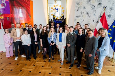 Am 9. Mai 2025 lud Bundesministerin Claudia Plakolm zu einer Veranstaltung im Bundeskanzleramt ein.