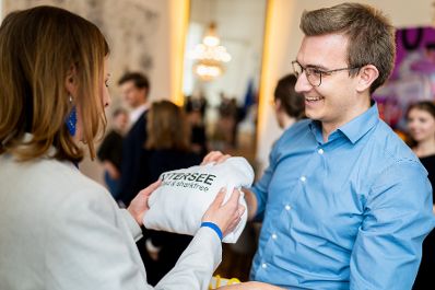 Am 9. Mai 2025 lud Bundesministerin Claudia Plakolm (l.) zu einer Veranstaltung im Bundeskanzleramt ein.