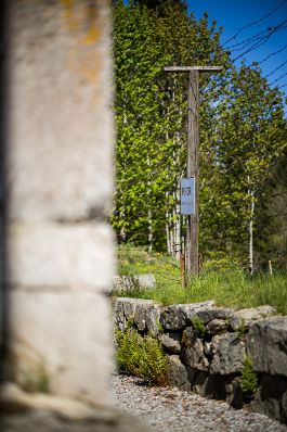 Am 10. Mai 2025 nahm Staatssekret&auml;rin Claudia Plakolm an der Kranzniederlegung anl&auml;sslich des Europatags beim Denkstein des Eisernen Vorhang in Guglwald teil.