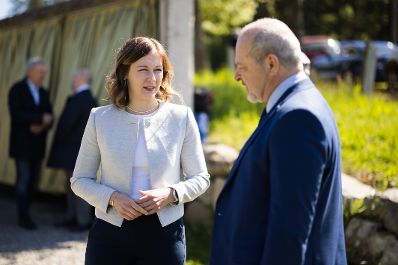 Am 10. Mai 2025 nahm Staatssekret&auml;rin Claudia Plakolm (l.) an der Kranzniederlegung anl&auml;sslich des Europatags beim Denkstein des Eisernen Vorhang in Guglwald teil.