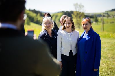 Am 10. Mai 2025 nahm Staatssekret&auml;rin Claudia Plakolm (m.r.) an der Kranzniederlegung anl&auml;sslich des Europatags beim Denkstein des Eisernen Vorhang in Guglwald teil.
