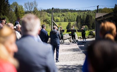 Am 10. Mai 2025 nahm Staatssekret&auml;rin Claudia Plakolm an der Kranzniederlegung anl&auml;sslich des Europatags beim Denkstein des Eisernen Vorhang in Guglwald teil.