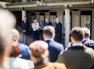 Am 10. Mai 2025 nahm Staatssekret&auml;rin Claudia Plakolm (m.l.) an der Kranzniederlegung anl&auml;sslich des Europatags beim Denkstein des Eisernen Vorhang in Guglwald teil.