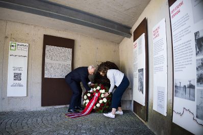 Am 10. Mai 2025 nahm Staatssekret&auml;rin Claudia Plakolm (r.) an der Kranzniederlegung anl&auml;sslich des Europatags beim Denkstein des Eisernen Vorhang in Guglwald teil.