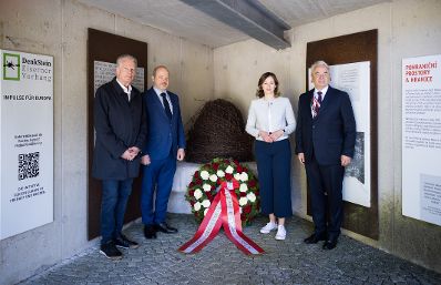 Am 10. Mai 2025 nahm Staatssekret&auml;rin Claudia Plakolm (m.r.) an der Kranzniederlegung anl&auml;sslich des Europatags beim Denkstein des Eisernen Vorhang in Guglwald teil.