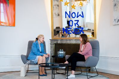 Am 12. Mai 2025 empfing Bundesministerin Claudia Plakolm (l.) die Bundesministerin a.D. Benita Ferrero-Waldner (r.) zu einem Gespr&auml;ch.