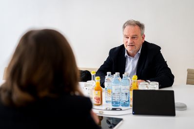 Am 14. Mai 2025 empfing Bundesministerin Claudia Plakolm (l.) den Schuldirektor Christian Klar (r.) zu einem Arbeitsgespr&auml;ch.