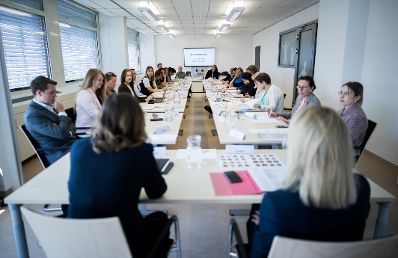 Am 14. Mai 2025 nahm Bundesministerin Claudia Plakolm (m.l.) an der Sitzung des Familienpolitischen Beirats teil.
