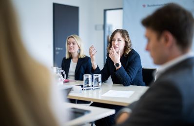 Am 14. Mai 2025 nahm Bundesministerin Claudia Plakolm (m.r.) an der Sitzung des Familienpolitischen Beirats teil.