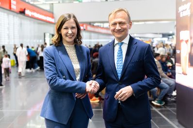 Am 15. Mai 2025 traf Bundesministerin Claudia Plakolm (l.) den EU-Kommissar f&uuml;r Haushalt und Verwaltung, Piotr Serafin (r.).