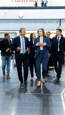 Am 15. Mai 2025 traf Bundesministerin Claudia Plakolm (m.l.) den EU-Kommissar f&uuml;r Haushalt und Verwaltung, Piotr Serafin (m.r.).