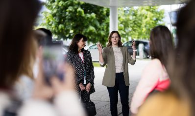 Am 16. Mai 2025 besuchte Bundesministerin Claudia Plakolm (m.r.) im Rahmen ihres Bundesl&auml;ndertages das Halbleiterherstellungsunternehmen Infineon.