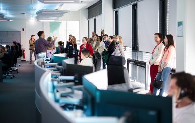 Am 16. Mai 2025 besuchte Bundesministerin Claudia Plakolm im Rahmen ihres Bundesl&auml;ndertages das Halbleiterherstellungsunternehmen Infineon.