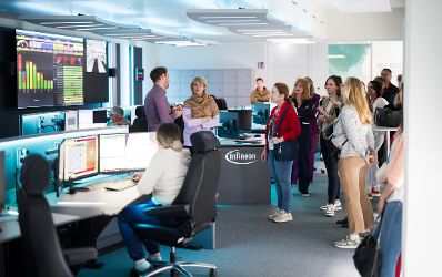 Am 16. Mai 2025 besuchte Bundesministerin Claudia Plakolm im Rahmen ihres Bundesl&auml;ndertages das Halbleiterherstellungsunternehmen Infineon.