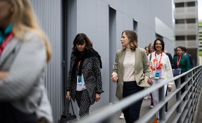 Am 16. Mai 2025 besuchte Bundesministerin Claudia Plakolm (m.r.) im Rahmen ihres Bundesl&auml;ndertages das Halbleiterherstellungsunternehmen Infineon.