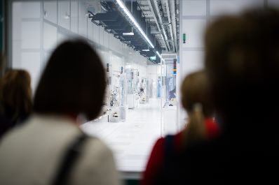 Am 16. Mai 2025 besuchte Bundesministerin Claudia Plakolm im Rahmen ihres Bundesl&auml;ndertages das Halbleiterherstellungsunternehmen Infineon.