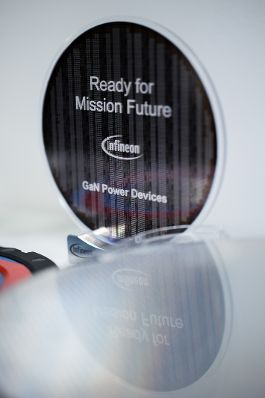 Am 16. Mai 2025 besuchte Bundesministerin Claudia Plakolm im Rahmen ihres Bundesl&auml;ndertages das Halbleiterherstellungsunternehmen Infineon.