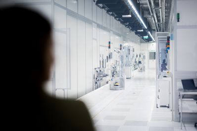 Am 16. Mai 2025 besuchte Bundesministerin Claudia Plakolm (l.) im Rahmen ihres Bundesl&auml;ndertages das Halbleiterherstellungsunternehmen Infineon.