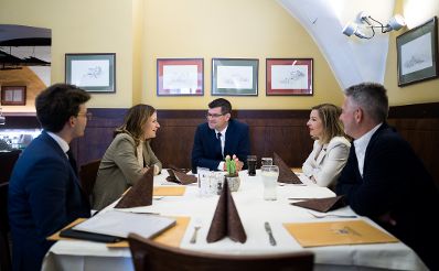 Am 16. Mai 2025 besuchte Bundesministerin Claudia Plakolm (m.l.) im Rahmen ihres Bundesl&auml;ndertages den Landeshauptmann-Stellvertreter von K&auml;rnten, Martin Gruber (m.).