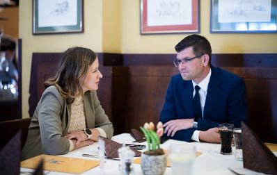 Am 16. Mai 2025 besuchte Bundesministerin Claudia Plakolm (l.) im Rahmen ihres Bundesl&auml;ndertages den Landeshauptmann-Stellvertreter von K&auml;rnten, Martin Gruber (r.).