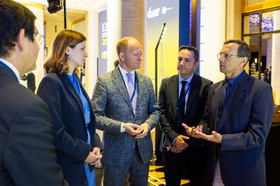 Am 19. Mai 2025 reiste Bundesministerin Claudia Plakolm (l.) zu einem Arbeitsbesuch nach Paris. Im Bild bei der ELNET International Policy Conference 2025.