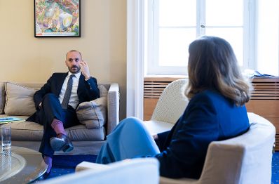 Am 19. Mai 2025 reiste Bundesministerin Claudia Plakolm (r.) zu einem Arbeitsbesuch nach Paris. Im Bild bei einem Arbeitsgespr&auml;ch mit dem beigeordneten Minister von Frankreich f&uuml;r Europa, Benjamin Haddad (l.).