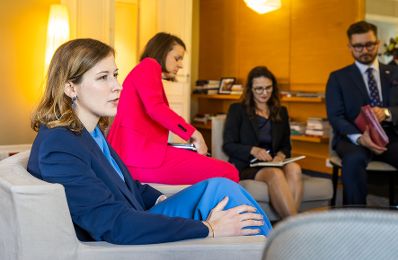 Am 19. Mai 2025 reiste Bundesministerin Claudia Plakolm (l.) zu einem Arbeitsbesuch nach Paris. Im Bild bei einem Arbeitsgespr&auml;ch mit dem beigeordneten Minister von Frankreich f&uuml;r Europa, Benjamin Haddad.