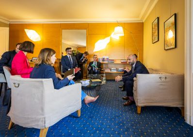 Am 19. Mai 2025 reiste Bundesministerin Claudia Plakolm (3.v.l.) zu einem Arbeitsbesuch nach Paris. Im Bild bei einem Arbeitsgespr&auml;ch mit dem beigeordneten Minister von Frankreich f&uuml;r Europa, Benjamin Haddad (r.).