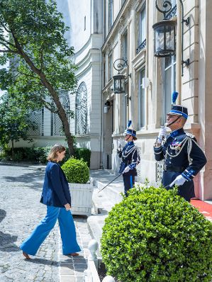 Am 19. Mai 2025 reiste Bundesministerin Claudia Plakolm (l.) zu einem Arbeitsbesuch nach Paris.
