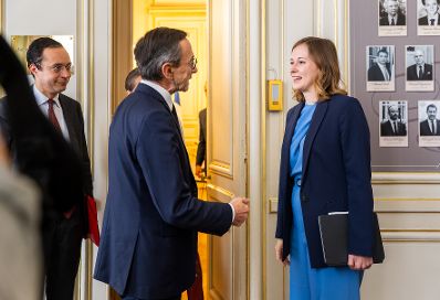 Am 19. Mai 2025 reiste Bundesministerin Claudia Plakolm (r.) zu einem Arbeitsbesuch nach Paris. Im Bild bei einem Arbeitsgespr&auml;ch mit dem franz&ouml;sischen Innenminister, Bruno Retailleau (m.).