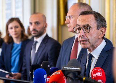 Am 19. Mai 2025 reiste Bundesministerin Claudia Plakolm (l.) zu einem Arbeitsbesuch nach Paris. Im Bild mit dem franz&ouml;sischen Innenminister, Bruno Retailleau (r.), Bundesminister Gerhard Karner (m.r.) und dem beigeordnete Minister von Frankreich f&uuml;r Europa, Benjamin Haddad (m.l.), beim Doorstep vor dem Arbeitsessen.