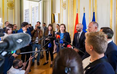 Am 19. Mai 2025 reiste Bundesministerin Claudia Plakolm (4.v.r.) zu einem Arbeitsbesuch nach Paris. Im Bild mit dem franz&ouml;sischen Innenminister, Bruno Retailleau (r.), Bundesminister Gerhard Karner (2.v.r.) und dem beigeordnete Minister von Frankreich f&uuml;r Europa, Benjamin Haddad (3.v.r.), beim Doorstep vor dem Arbeitsessen.