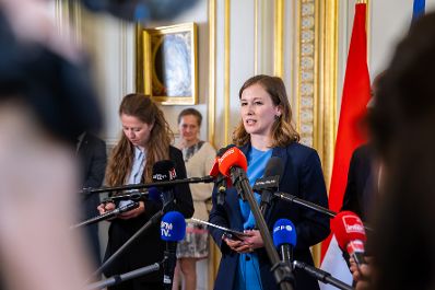 Am 19. Mai 2025 reiste Bundesministerin Claudia Plakolm (m.) zu einem Arbeitsbesuch nach Paris. Im Bild beim Doorstep vor dem Arbeitsessen.