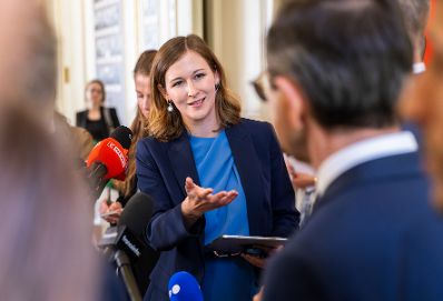 Am 19. Mai 2025 reiste Bundesministerin Claudia Plakolm (m.) zu einem Arbeitsbesuch nach Paris. Im Bild beim Doorstep vor dem Arbeitsessen.