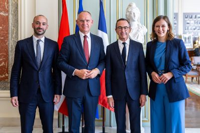 Am 19. Mai 2025 reiste Bundesministerin Claudia Plakolm (r.) zu einem Arbeitsbesuch nach Paris. Im Bild mit dem franz&ouml;sischen Innenminister, Bruno Retailleau (m.r.), Bundesminister Gerhard Karner (m.l.) und dem beigeordnete Minister von Frankreich f&uuml;r Europa, Benjamin Haddad (l.), beim Doorstep vor dem Arbeitsessen.