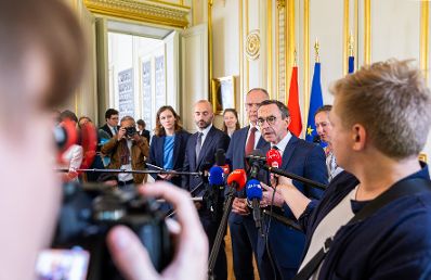 Am 19. Mai 2025 reiste Bundesministerin Claudia Plakolm (6.v.r.) zu einem Arbeitsbesuch nach Paris. Im Bild mit dem franz&ouml;sischen Innenminister, Bruno Retailleau (3.v.r.), Bundesminister Gerhard Karner (4.v.r.) und dem beigeordnete Minister von Frankreich f&uuml;r Europa, Benjamin Haddad (5.v.r.), beim Doorstep vor dem Arbeitsessen.