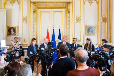 Am 19. Mai 2025 reiste Bundesministerin Claudia Plakolm (9.v.r.) zu einem Arbeitsbesuch nach Paris. Im Bild mit dem franz&ouml;sischen Innenminister, Bruno Retailleau (5.v.r.), Bundesminister Gerhard Karner (7.v.r.) und dem beigeordnete Minister von Frankreich f&uuml;r Europa, Benjamin Haddad (8.v.r.), beim Doorstep vor dem Arbeitsessen.