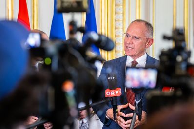 Am 19. Mai 2025 reiste Bundesministerin Claudia Plakolm (l.) zu einem Arbeitsbesuch nach Paris. Im Bild Bundesminister Gerhard Karner (im Bild) beim Doorstep vor dem Arbeitsessen.