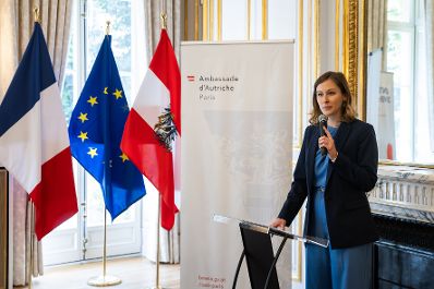 Am 19. Mai 2025 reiste Bundesministerin Claudia Plakolm (im Bild) zu einem Arbeitsbesuch nach Paris. Im Bild bei der &Uuml;berreichung der Staatsb&uuml;rgerschaft gem&auml;&szlig; &sect;58c an Lynn Robertson.