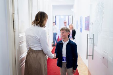 Am 20. Mai 2025 empfing Bundesministerin Claudia Plakolm (l.) Lebensretter Fabiano Vorhauser (r.) zu einem Arbeitsgespr&auml;ch.