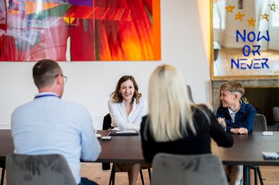 Am 20. Mai 2025 empfing Bundesministerin Claudia Plakolm (2.v.l.) Lebensretter Fabiano Vorhauser (r.) zu einem Arbeitsgespr&auml;ch.