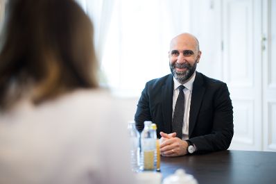 Am 20. Mai 2025 empfing Bundesministerin Claudia Plakolm (l.) den deutschen Autor und Islamismus-Experten Ahmad Mansour (r.) zu einem Arbeitsgespr&auml;ch.