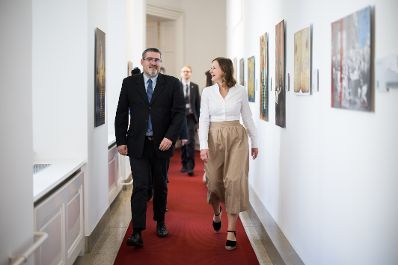 Am 20. Mai 2025 empfing Bundesministerin Claudia Plakolm (r.) den Minister f&uuml;r Europ&auml;ische Integration der Republik Serbien Nemanja Starovic (l.) zu einem Arbeitsbesuch im Bundeskanzleramt.