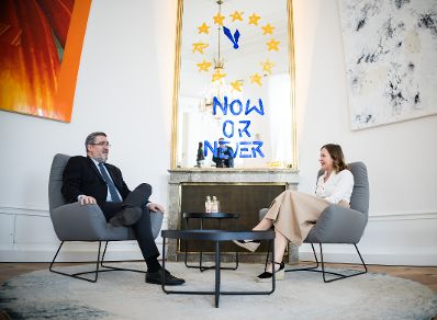 Am 20. Mai 2025 empfing Bundesministerin Claudia Plakolm (r.) den Minister f&uuml;r Europ&auml;ische Integration der Republik Serbien Nemanja Starovic (l.) zu einem Arbeitsbesuch im Bundeskanzleramt.