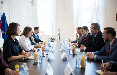 Am 20. Mai 2025 empfing Bundesministerin Claudia Plakolm (2.v.l.) den Minister f&uuml;r Europ&auml;ische Integration der Republik Serbien Nemanja Starovic (2.v.r.) zu einem Arbeitsbesuch im Bundeskanzleramt.